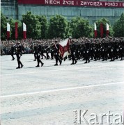 22.07.1974, Warszawa, Polska.
Obchody Narodowego Święta Odrodzenia Polski na Placu Defilad. W uroczystości biorą udział żołnierze z Wyższej Szkoły Marynarki Wojennej. W tle widoczny transparent na fasadzie Domu Towarowego Wars, Sawa i Junior.
Fot. Edward Grochowicz, zbiory Ośrodka KARTA