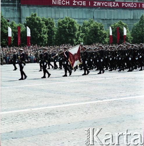 22.07.1974, Warszawa, Polska.
Obchody Narodowego Święta Odrodzenia Polski na Placu Defilad. W uroczystości biorą udział żołnierze z Wyższej Szkoły Marynarki Wojennej. W tle widoczny transparent na fasadzie Domu Towarowego Wars, Sawa i Junior.
Fot. Edward Grochowicz, zbiory Ośrodka KARTA