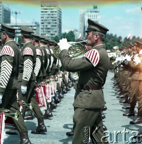 22.07.1974, Warszawa, Polska.
Uroczyste obchody Narodowego Święta Odrodzenia Polski na Placu Defilad. W defiladzie wojskowej uczestniczy Orkiestra Reprezentacyjna Wojska Polskiego.
Fot. Edward Grochowicz, zbiory Ośrodka KARTA