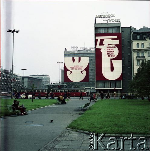 22.07.1974, Warszawa, Polska.
Narodowe Święto Odrodzenia Polski. W tle widoczne transparenty na fasadach budynków przy Alejach Jerozolimskich.
Fot. Edward Grochowicz, zbiory Ośrodka KARTA