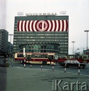 22.07.1974, Warszawa, Polska.
Narodowe Święto Odrodzenia Polski. W tle widoczny transparent na fasadzie budynku Universalu przy skrzyżowaniu Alejach Jerozolimskich i ulicy Marszałkowskiej.
Fot. Edward Grochowicz, zbiory Ośrodka KARTA