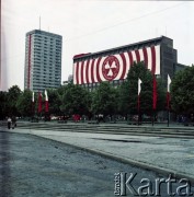 22.07.1974, Warszawa, Polska.
Narodowe Święto Odrodzenia Polski. W tle widoczny transparent na fasadzie budynku przy ul. Marszałkowskiej.
Fot. Edward Grochowicz, zbiory Ośrodka KARTA