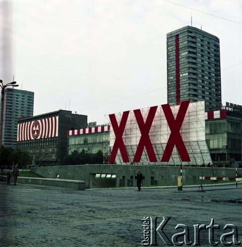 22.07.1974, Warszawa, Polska.
Narodowe Święto Odrodzenia Polski. Transparenty na fasadzie budynku Domu Towarowego Wars, Sawa i Junior przy ul. Marszałkowskiej.
Fot. Edward Grochowicz, zbiory Ośrodka KARTA