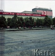 22.07.1974, Warszawa, Polska.
Narodowe Święto Odrodzenia Polski na Placu Defilad. Widoczny transparent na fasadzie Domu Towarowego Wars, Sawa i Junior przy ul. Marszałkowskiej.
Fot. Edward Grochowicz, zbiory Ośrodka KARTA