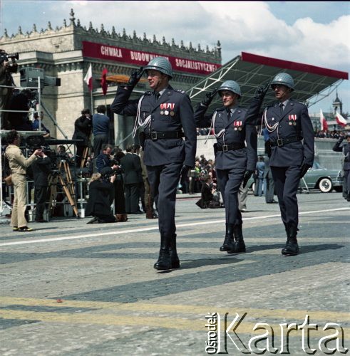 22.07.1974, Warszawa, Polska.
30. rocznica powstania Polskiej Rzeczpospolitej Ludowej. Defilada ludowego Wojska Polskiego przed trybuną przy Pałacu Kultury i Nauki, na pierwszym planie żołnierze sił powietrznych ludowego Wojska Polskiego.
Fot. Edward Grochowicz, zbiory Ośrodka KARTA
