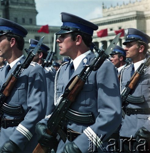 22.07.1974, Warszawa, Polska.
Obchody 30. rocznicy powstania Polskiej Rzeczpospolitej Ludowej na Placu Defilad. W pochodzie uczestniczą funkcjonariusze Milicji Obywatelskiej.
Fot. Edward Grochowicz, zbiory Ośrodka KARTA