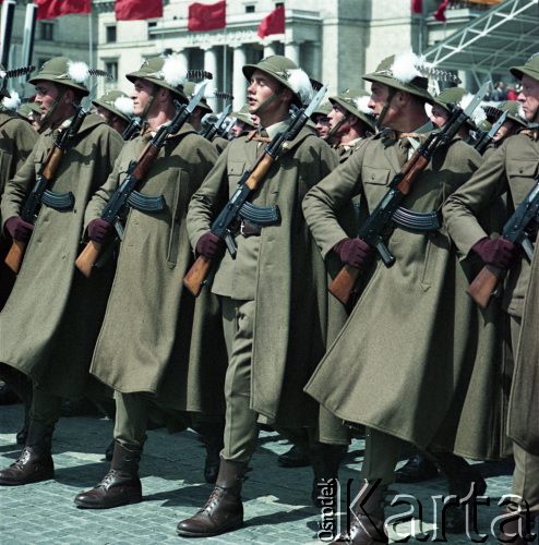 22.07.1974, Warszawa, Polska.
Obchody 30. rocznicy powstania Polskiej Rzeczpospolitej Ludowej na Placu Defilad. W pochodzie uczestniczą żołnierze pułku piechoty górskiej (strzelcy podhalańscy).
Fot. Edward Grochowicz, zbiory Ośrodka KARTA