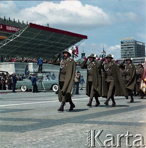 22.07.1974, Warszawa, Polska.
30. rocznica powstania Polskiej Rzeczpospolitej Ludowej. Defilada ludowego Wojska Polskiego przed trybuną przy Pałacu Kultury i Nauki, na pierwszym planie żołnierze pułku górskiego (strzelcy podhalańscy).
Fot. Edward Grochowicz, zbiory Ośrodka KARTA