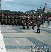 22.07.1974, Warszawa, Polska.
Żołnierze ludowego Wojska Polskiego biorą udział w defiladzie z okazji uroczystości 30. rocznicy powstania Polskiej Rzeczpospolitej Ludowej.
Fot. Edward Grochowicz, zbiory Ośrodka KARTA