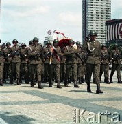 22.07.1974, Warszawa, Polska.
Obchody 30. rocznicy powstania Polskiej Rzeczpospolitej Ludowej na Placu Defilad. W pochodzie uczestniczą żołnierze ludowego Wojska Polskiego.
Fot. Edward Grochowicz, zbiory Ośrodka KARTA
