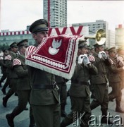 22.07.1974, Warszawa, Polska.
30. rocznica powstania Polskiej Rzeczpospolitej Ludowej. Orkiestra wojskowa uczestniczy w pochodzie na Placu Defilad.  
Fot. Edward Grochowicz, zbiory Ośrodka KARTA