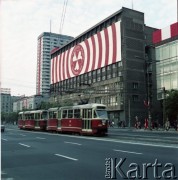 22.07.1974, Warszawa, Polska.
Narodowe Święto Odrodzenia Polski. Tramwaj przejeżdżający ulicą Marszałkowską. W tle widoczny transparent na fasadzie budynku.
Fot. Edward Grochowicz, zbiory Ośrodka KARTA