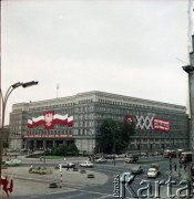 22.07.1974, Warszawa, Polska.
30. rocznica powstania Polskiej Rzeczpospolitej Ludowej. W głębi widoczne dekoracje na zawieszone na fasadzie siedziby Komitetu Centralnego Polskiej Zjednoczonej Partii Robotniczej (tzw. Dom Partii) przy Alejach Jerozolimskich.
Fot. Edward Grochowicz, zbiory Ośrodka KARTA