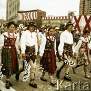 22.07.1974, Warszawa, Polska.
30. rocznica powstania Polskiej Rzeczpospolitej Ludowej. W pochodzie na Placu Defilad bierze udział delegacja z ludowego zespołu pieśni i tańca prawdopodobnie z Podhala. 
Fot. Edward Grochowicz, zbiory Ośrodka KARTA