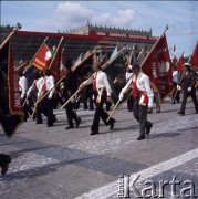 22.07.1974, Warszawa, Polska.
30. rocznica powstania Polskiej Rzeczpospolitej Ludowej. W uroczystych obchodach Narodowego Święta Odrodzenia Polski biorą udział delegacje różnych związków zakładowych i młodzieżowych, którzy niosą sztandary. 
Fot. Edward Grochowicz, zbiory Ośrodka KARTA