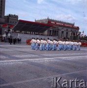 22.07.1974, Warszawa, Polska.
Uroczyste obchody Narodowego Święta Odrodzenia Polski na Placu Defilad. Przed trybuną przy Pałacu Kultury i Nauki przechodzi orkiestra. 
Fot. Edward Grochowicz, zbiory Ośrodka KARTA