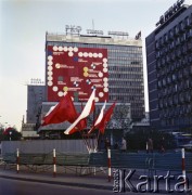 1.05.1975, Warszawa, Polska.
Obchody Święta Pracy. Budynek Banku PKO przy ulicy Marszałkowskiej z okolicznościowymi propagandowymi dekoracjami. 
Fot. Edward Grochowicz, zbiory Ośrodka KARTA.
