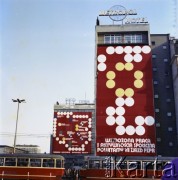 1.05.1975, Warszawa, Polska.
Obchody Święta Pracy. Budynek Hotelu Metropol przy ulicy Marszałkowskiej 99A z okolicznościową propagandową dekoracją z hasłem: 