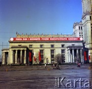 1.05.1975, Warszawa, Polska.
Obchody Święta Pracy. Gmach Pałacu Kultury i Nauki udekorowany okolicznościowymi dekoracjami - transparentem z napisem: 