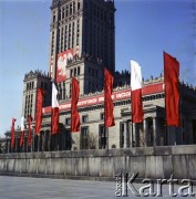 1.05.1975, Warszawa, Polska.
Obchody Święta Pracy. Dekoracje okolicznościowe - rząd czerwonych i biało-czerwonych flag na placu Defilad przed Pałacem Kultury i Nauki. Elewacja Pałacu udekorowana transparentem z godłem państwowym, zaś wschodnie skrzydło budynku transparentem z napisem: 