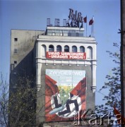 1.05.1975, Warszawa, Polska.
Obchody Święta Pracy. Budynek PAST-y udekorowany propagandowym transparentem upamiętniającym tryumf nad nazizmem oraz hasłem 