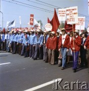 1.05.1975, Warszawa, Polska.
Obchody Święta Pracy. Uczestnicy pochodu niosą czerwone sztandary i transparenty z hasłami propagandowymi, m.in. z napisami: 