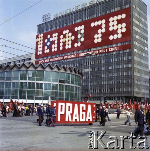 1.05.1975, Warszawa, Polska.
Obchody Święta Pracy. Uczestnicy pochodu pierwszomajowego na skrzyżowaniu Alei Jerozolimskich i ulicy Marszałkowskiej przy budynku Rotundy - siedziby banku PKO - niosą transparent z napisem 
