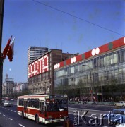 1.05.1975, Warszawa, Polska.
Obchody Święta Pracy. Budynki przy ulicy Marszałkowskiej z okolicznościowymi propagandowymi dekoracjami.
Fot. Edward Grochowicz, zbiory Ośrodka KARTA.
