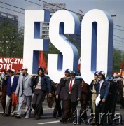 1.05.1975, Warszawa, Polska.
Obchody Święta Pracy. Uczestniczący w pochodzie przedstawiciele Fabryki Samochodów Osobowych niosą konstrukcję z liter układających się w napis FSO.
Fot. Edward Grochowicz, zbiory Ośrodka KARTA.
