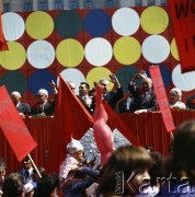 1.05.1975, Warszawa, Polska.
Obchody Święta Pracy. Przedstawiciele władz partyjnych na trybunie honorowej ustawionej na placu Defilad - przewodniczący Rady Państwa Henryk Jabłoński (drugi od lewej), Edward Babiuch (trzeci od lewej), I sekretarz KC PZPR Edward Gierek (w środku), premier Piotr Jaroszewicz (drugi od prawej). 
Fot. Edward Grochowicz, zbiory Ośrodka KARTA.
