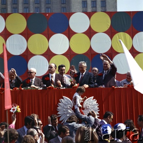 1.05.1975, Warszawa, Polska.
Obchody Święta Pracy. Przedstawiciele władz partyjnych na trybunie honorowej ustawionej na placu Defilad - przewodniczący Rady Państwa Henryk Jabłoński (drugi od lewej), Edward Babiuch (trzeci od lewej), I sekretarz KC PZPR Edward Gierek (piąty od lewej), premier Piotr Jaroszewicz (drugi od prawej). 
Fot. Edward Grochowicz, zbiory Ośrodka KARTA.
