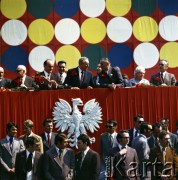 1.05.1975, Warszawa, Polska.
Obchody Święta Pracy. Przedstawiciele władz partyjnych na trybunie honorowej ustawionej na placu Defilad - przewodniczący Rady Państwa Henryk Jabłoński (drugi od lewej), Edward Babiuch (trzeci od lewej), I sekretarz KC PZPR Edward Gierek (piąty od lewej), premier Piotr Jaroszewicz (trzeci od prawej). 
Fot. Edward Grochowicz, zbiory Ośrodka KARTA.
