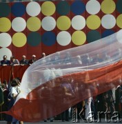 1.05.1975, Warszawa, Polska.
Obchody Święta Pracy. Przedstawiciele władz partyjnych na trybunie honorowej ustawionej na placu Defilad - przewodniczący Rady Państwa Henryk Jabłoński (czwarty od lewej), Edward Babiuch (piąty od lewej), I sekretarz KC PZPR Edward Gierek (siódmy od lewej), Wojciech Jaruzelski (drugi od prawej). Na pierwszym planie powiewa flaga państwowa.
Fot. Edward Grochowicz, zbiory Ośrodka KARTA.
