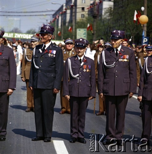 1.05.1975, Warszawa, Polska.
Obchody Święta Pracy. Uczestniczący w pochodzie przedstawiciele służb mundurowych.
Fot. Edward Grochowicz, zbiory Ośrodka KARTA.
