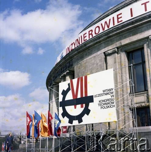 1977, Warszawa, Polska.
VII Kongres Techników Polskich. Transparenty przed Pałacem Kultury i Nauki.
Fot. Edward Grochowicz, zbiory Ośrodka KARTA