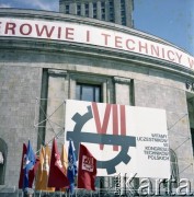 1977, Warszawa, Polska.
VII Kongres Techników Polskich. Transparenty przed Pałacem Kultury i Nauki.
Fot. Edward Grochowicz, zbiory Ośrodka KARTA