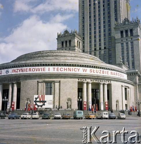 1977, Warszawa, Polska.
VII Kongres Techników Polskich. Transparenty przed Pałacem Kultury i Nauki.
Fot. Edward Grochowicz, zbiory Ośrodka KARTA