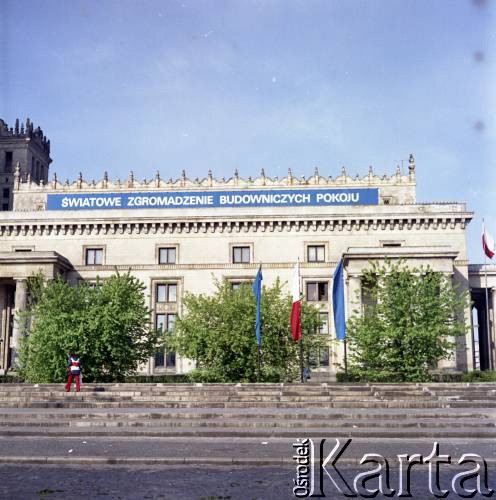 6-11.05.1977, Warszawa, Polska.
Światowe Zgromadzenie Budowniczych Pokoju. Transparent na Pałacu Kultury i Nauki.
Fot. Edward Grochowicz, zbiory Ośrodka KARTA