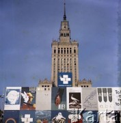 6-11.05.1977, Warszawa, Polska.
Światowe Zgromadzenie Budowniczych Pokoju. Plakaty przed Pałacem Kultury i Nauki, na placu Defilad.
Fot. Edward Grochowicz, zbiory Ośrodka KARTA