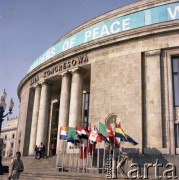 6-11.05.1977, Warszawa, Polska.
Światowe Zgromadzenie Budowniczych Pokoju. Transparent na Pałacu Kultury i Nauki.
Fot. Edward Grochowicz, zbiory Ośrodka KARTA