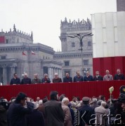 1.05.1978, Warszawa, Polska.
Obchody Święta Pracy. Przywódcy partyjni i przedstawiciele władz obserwują pochód z trybuny honorowej na placu Defilad. 1. od lewej prezydent Warszawy Jerzy Majewski.
Fot. Edward Grochowicz, zbiory Ośrodka KARTA