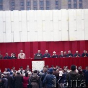 1.05.1978, Warszawa, Polska.
Obchody Święta Pracy. Przywódcy partyjni i przedstawiciele władz obserwują pochód z trybuny honorowej na placu Defilad. Od lewej: zastępca przewodniczącego Rady Państwa Edward Babiuch, NN, premier Piotr Jaroszewicz, I sekretarz KC PZPR Edward Gierek, I sekretarz Komitetu Warszawskiego PZPR Alojzy Karkoszka, przewodniczący Rady Państwa Henryk Jabłoński.
Fot. Edward Grochowicz, zbiory Ośrodka KARTA