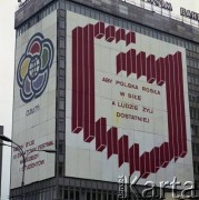 1.05.1978, Warszawa, Polska.
Obchody Święta Pracy. Budynek Banku PKO  przy ulicy Marszałkowskiej z okolicznościowymi propagandowymi dekoracjami.
Fot. Edward Grochowicz, zbiory Ośrodka KARTA