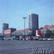 1.05.1978, Warszawa, Polska.
Obchody Święta Pracy. Budynki przy ulicy Marszałkowskiej  udekorowane okolicznościowymi propagandowymi transparentami i napisami.
Fot. Edward Grochowicz, zbiory Ośrodka KARTA