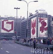 1.05.1978, Warszawa, Polska.
Obchody Święta Pracy. Budynek Hotelu Metropol przy ulicy Marszałkowskiej 99A oraz budynku banku PKO z okolicznościowymi propagandowymi dekoracjami.
Fot. Edward Grochowicz, zbiory Ośrodka KARTA