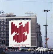 1.05.1978, Warszawa, Polska.
Obchody Święta Pracy. Budynek Hotelu Metropol przy ulicy Marszałkowskiej 99A z okolicznościowymi propagandowymi dekoracjami.
Fot. Edward Grochowicz, zbiory Ośrodka KARTA