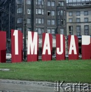 1.05.1978, Warszawa, Polska.
Obchody Święta Pracy. Okolicznościowe transparenty propagandowe na pl. Zbawiciela.
Fot. Edward Grochowicz, zbiory Ośrodka KARTA