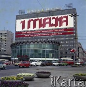 1.05.1978, Warszawa, Polska.
Obchody Święta Pracy. Widok na budynek będącej siedzibą banku PKO Rotundy, wieżowiec Universalu okolicznościowo udekorowaną propagandowymi hasłami.
Fot. Edward Grochowicz, zbiory Ośrodka KARTA