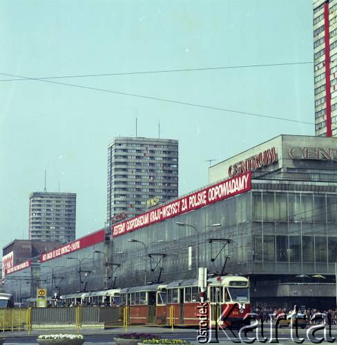 1.05.1978, Warszawa, Polska.
Obchody Święta Pracy. Dekoracje na domu towarowym Centrum przy ulicy Marszałkowskiej.
Fot. Edward Grochowicz, zbiory Ośrodka KARTA