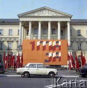 1.05.1978, Warszawa, Polska.
Obchody Święta Pracy. Okolicznościowy transparent propagandowy przed budynkiem Rady Narodowej m.st. Warszawy (ob. Urząd m.st. Warszawy).
Fot. Edward Grochowicz, zbiory Ośrodka KARTA